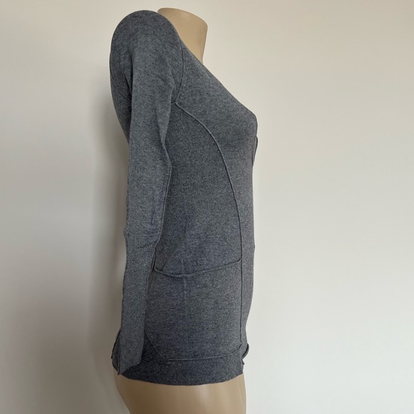 Guess V-Neck Sweater. - Picture 2 of 8